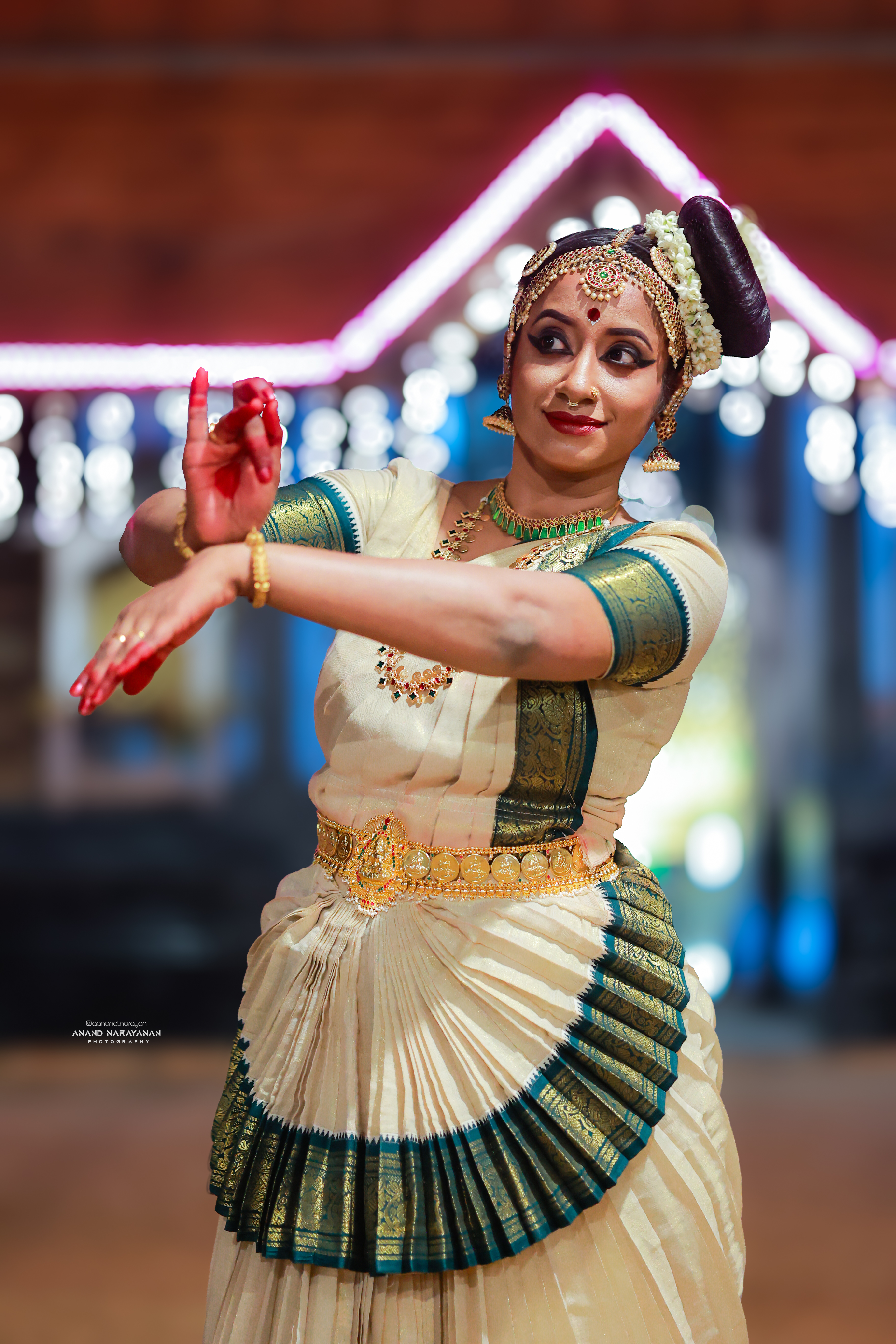 Kalamandalam Anjali Balan offering Mohiniyattam classer for beginners to advance level